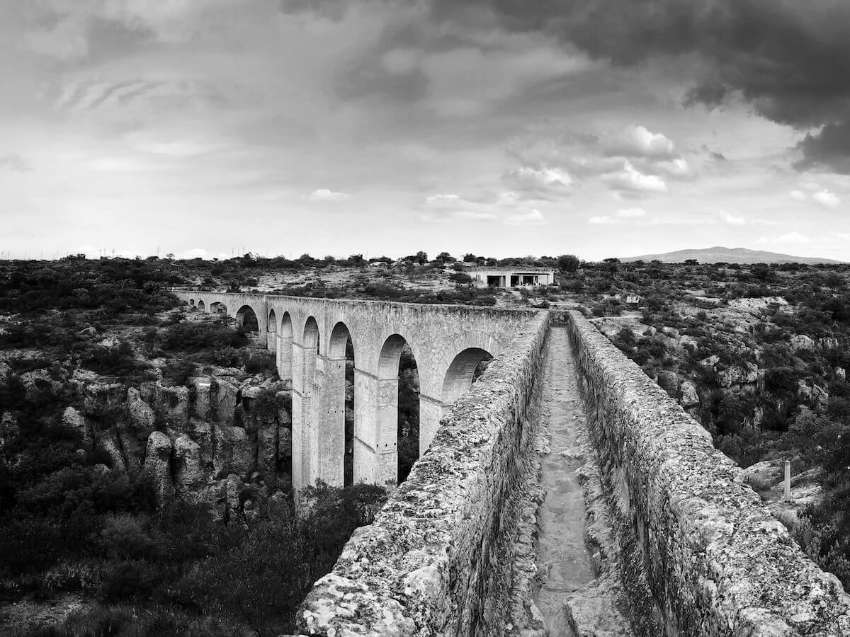 The aqueduct in Querétaro in black and white