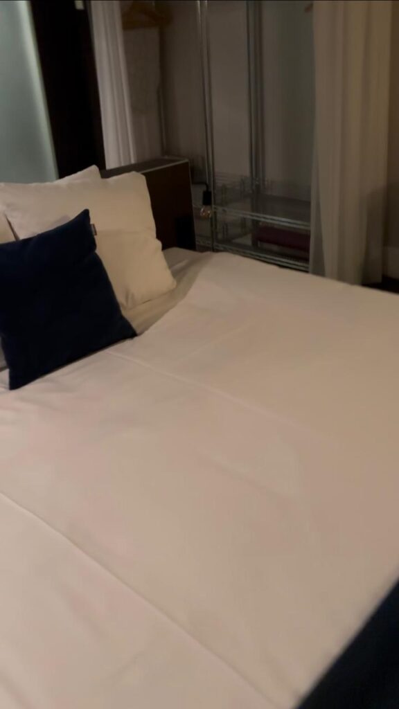 The bed that is being mentioned in this Anne & Max Boutique Hotel Utrecht Review 